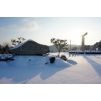 雪が降り積もった圓鍔記念公園
