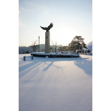 雪が降り積もった圓鍔記念公園