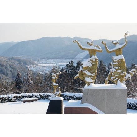 雪が降り積もった圓鍔記念公園