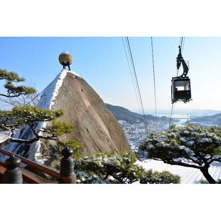 千光寺・玉の岩の雪景色とロープウェイ