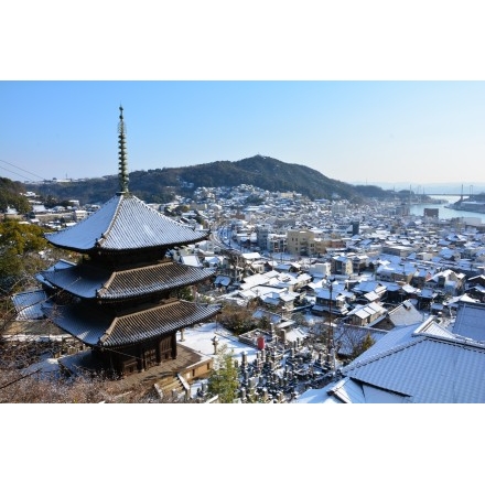 天寧寺三重塔と尾道市街地の雪景色