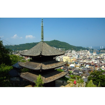 天寧寺海雲塔と尾道市街地