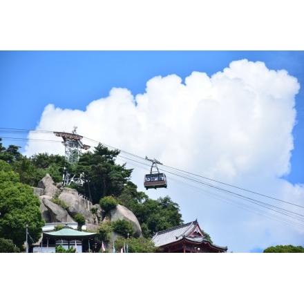 夏空の中を行くロープウェイ