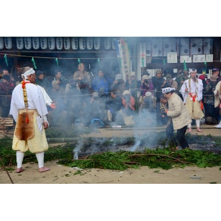 西國寺柴燈護摩（火渡り神事）