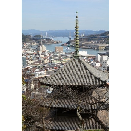 天寧寺三重塔越しの尾道市街地