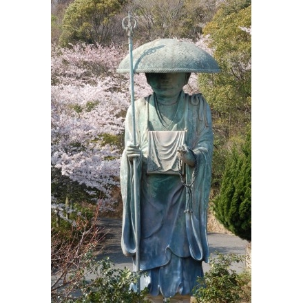因島公園の鯖大師像と桜