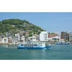 向島から見る渡船と尾道の夏風景