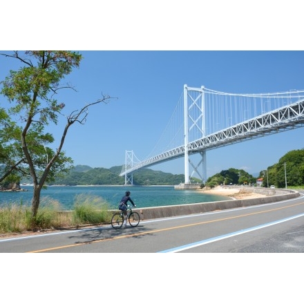 夏のしまなみ海道因島大橋とサイクリスト