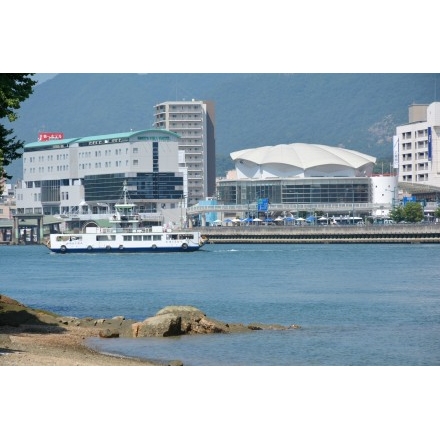 向島から見た渡船と尾道駅前の風景