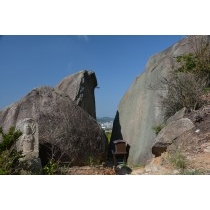 岩屋山の巨石群