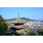 天寧寺海雲塔越しの尾道市街地