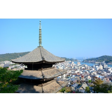 天寧寺海雲塔越しの尾道市街地