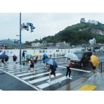 雨の尾道駅前