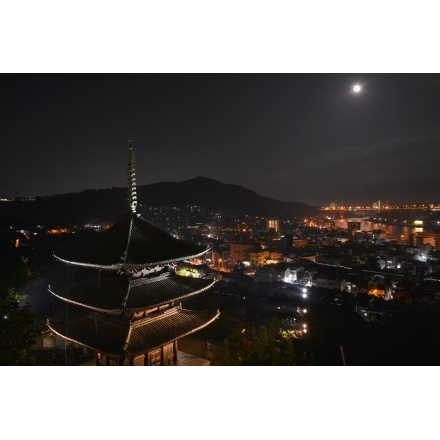 天寧寺海雲塔越しの尾道の夜景