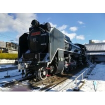 うっすらと雪の積もった蒸気機関車