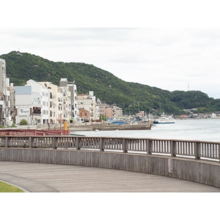 尾道駅前緑地から見る尾道水道