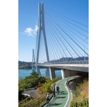しまなみ海道多々羅大橋とサイクリスト