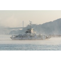 海霧の中を進む渡船