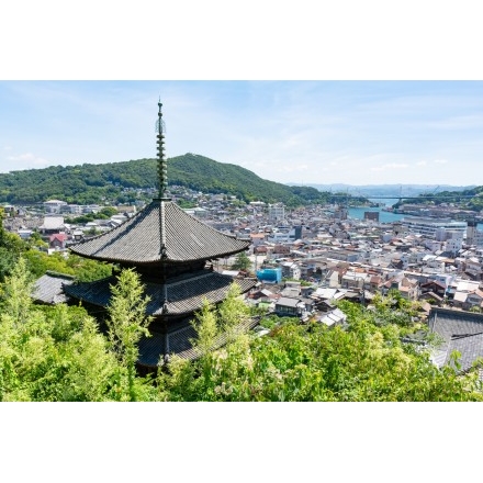 天寧寺三重塔越しに見る尾道の夏風景