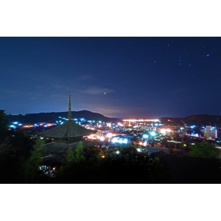 【要クレジット　写真提供：栗山主税】天寧寺三重塔越しに見る尾道の夜景