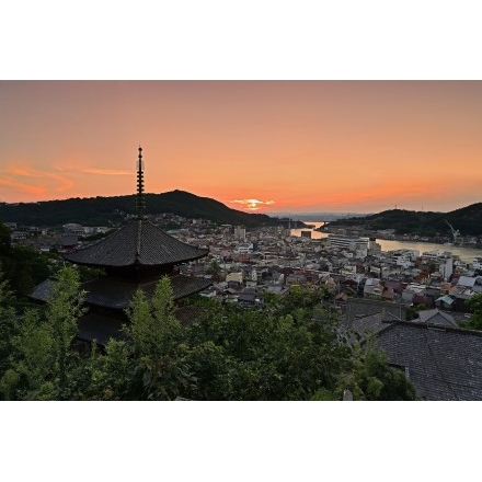 【要クレジット　写真提供：栗山主税】天寧寺三重塔越しに見る早朝の風景