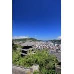 【要クレジット　写真提供：栗山主税】天寧寺三重塔越しに見る尾道市街地