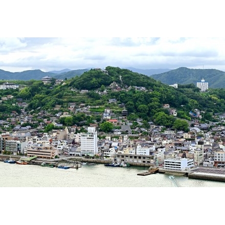 【要クレジット　写真提供：栗山主税】岩屋山から見た夕方の千光寺山一帯