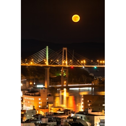 尾道水道の夜景と満月