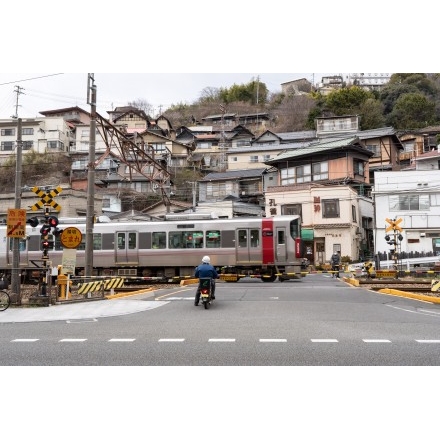 尾道駅東の踏切一帯の風景