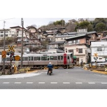 尾道駅東の踏切一帯の風景