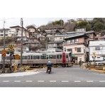 尾道駅東の踏切一帯の風景