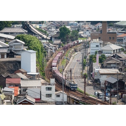 市街地を駆け抜ける貨物列車