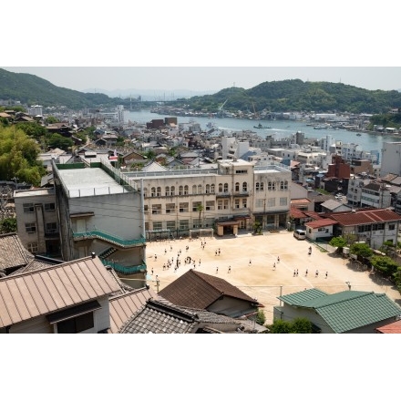 土堂小学校越しの風景