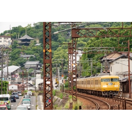 尾道市街地を行く山陽本線