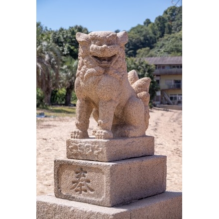 岩子島厳島神社境内の狛犬（阿形）