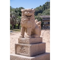 岩子島厳島神社境内の狛犬（阿形）