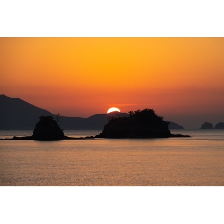 朝日が昇り始めた瀬戸内海と八重子島