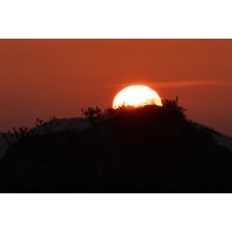 朝日が昇り始めた八重子島