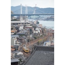 尾道市街地をゆく山陽本線