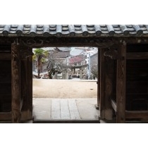 御袖天満宮の山門越しに見る風景