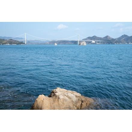 大浜海岸から見る八重子島としまなみ海道因島大橋
