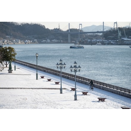 尾道水道沿いの雪景色