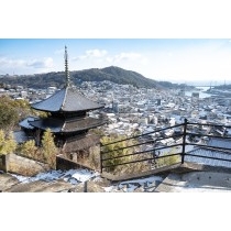 天寧寺三重塔越しの尾道の雪景色