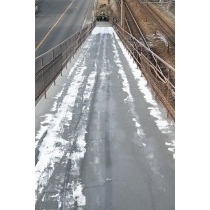 雪が残る土堂陸橋