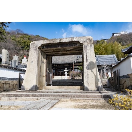 冬の持光寺山門