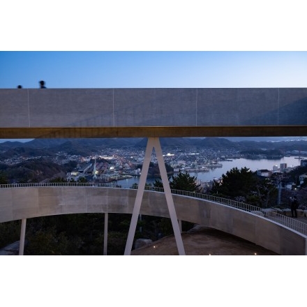 夕暮れの千光寺公園頂上展望台