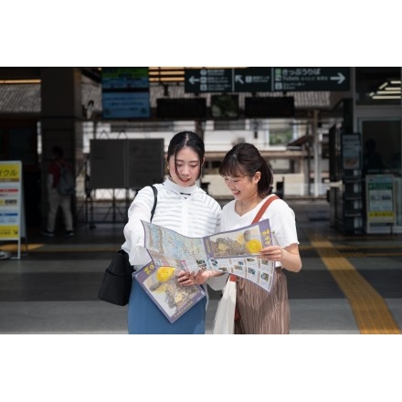尾道駅を出発する観光客のイメージ