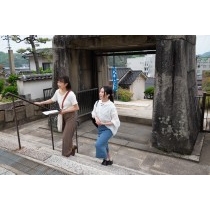 持光寺を訪れる観光客のイメージ