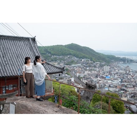 尾道を旅する観光客のイメージ