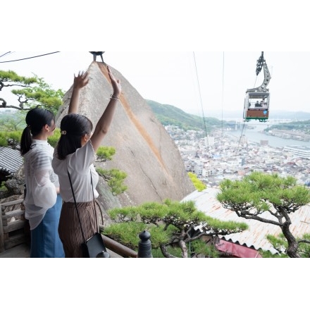 尾道を旅する観光客のイメージ